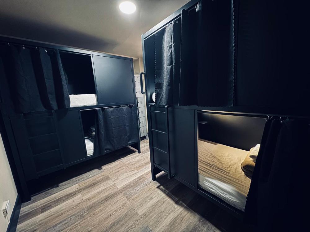 1 BED IN A 6 BED MALE STANDARD POD interior