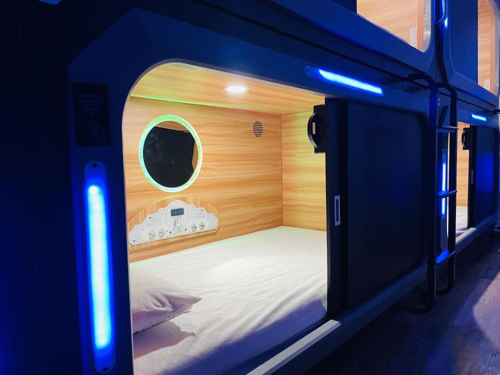 1 BED IN A 2 BED FEMALE LUXURY POD interior