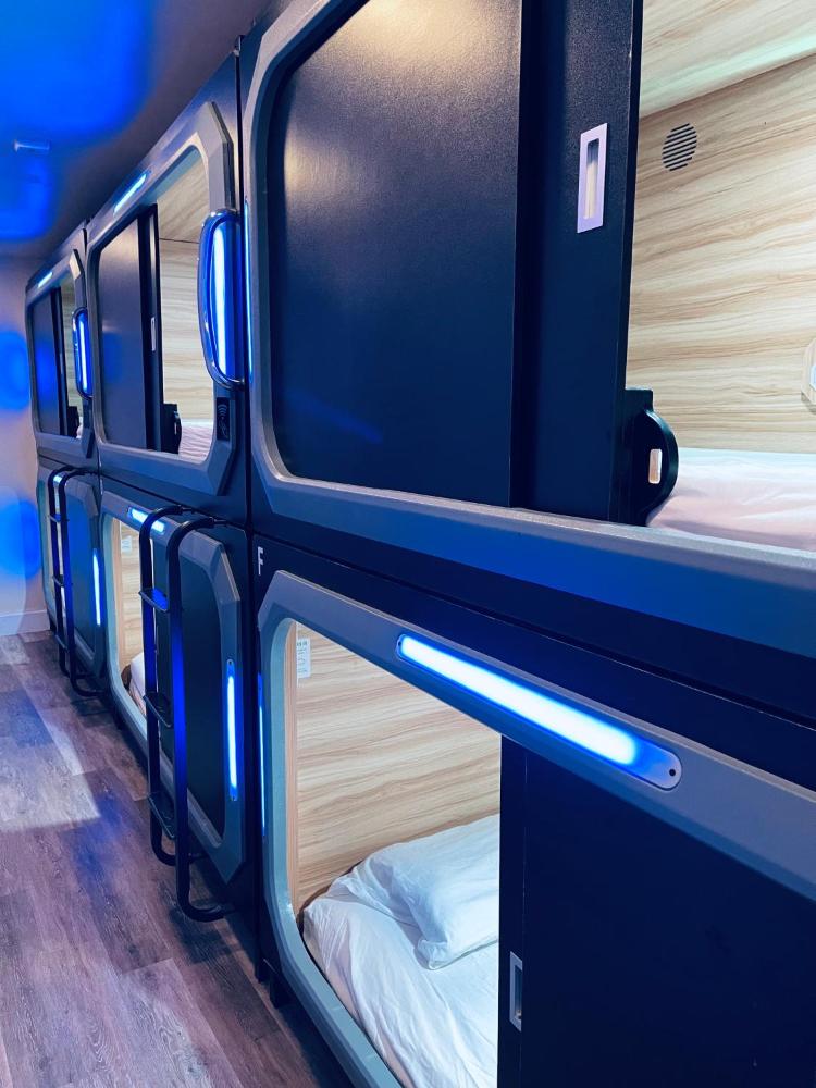 1 BED IN A 6 BED FEMALE LUXURY POD PVT SHOWER interior